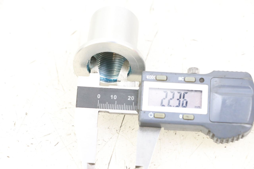 photo de DADO DELLA PIASTRA FORCELLA ROYAL ENFIELD CONTINENTAL GT 650 (2019 - 2024) - Dettaglio del componente