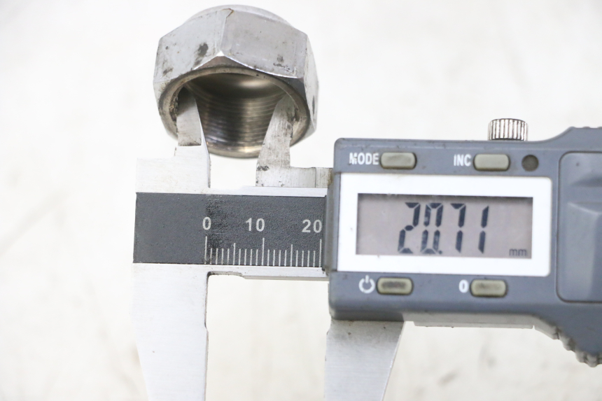 photo de DADO DELLA PIASTRA FORCELLA YAMAHA FZS FAZER 600 (2001 - 2003) - Altra angolazione