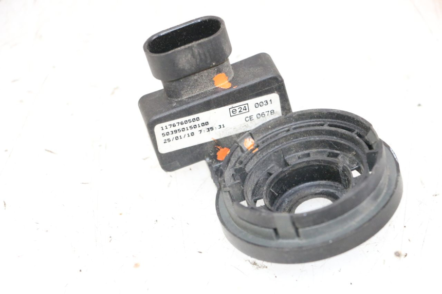 photo de ANTENNA TRANSPONDER PEUGEOT GEOPOLIS 400 (2007 - 2013) - Zoom sullo stato d'uso