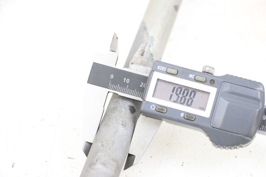 photo de ASSE FORCELLONE SUZUKI DL V STROM 1000 (2002 - 2007) - Dettaglio del componente