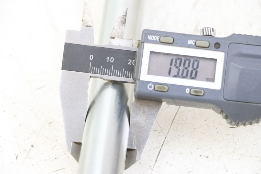 photo de ASSE FORCELLONE ROYAL ENFIELD SCRAM 411 (2022 - 2024) - Primo piano tecnico