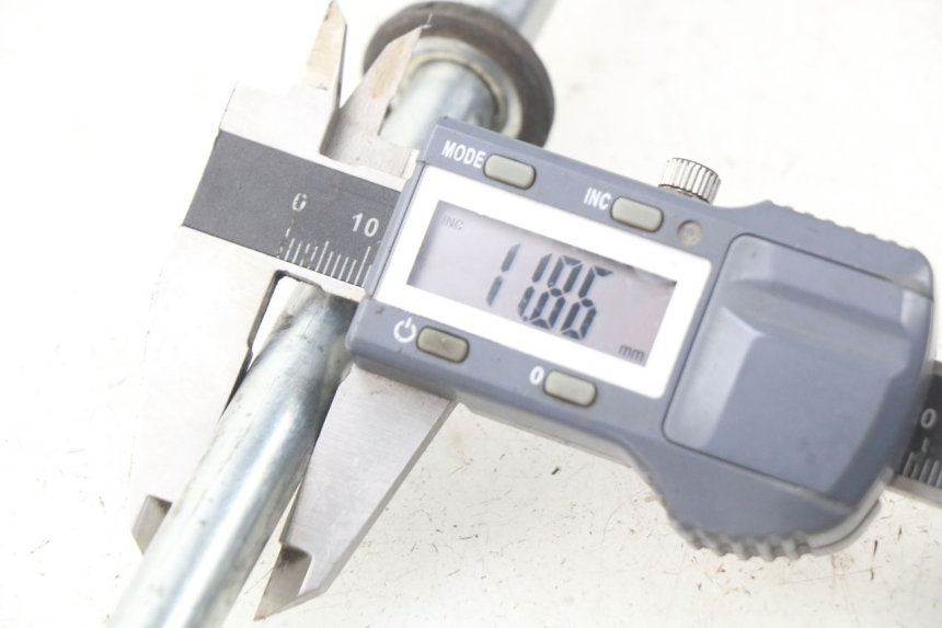 photo de Asse del braccio oscillante YAMAHA TW 125 (1998 - 2002) - Altra angolazione