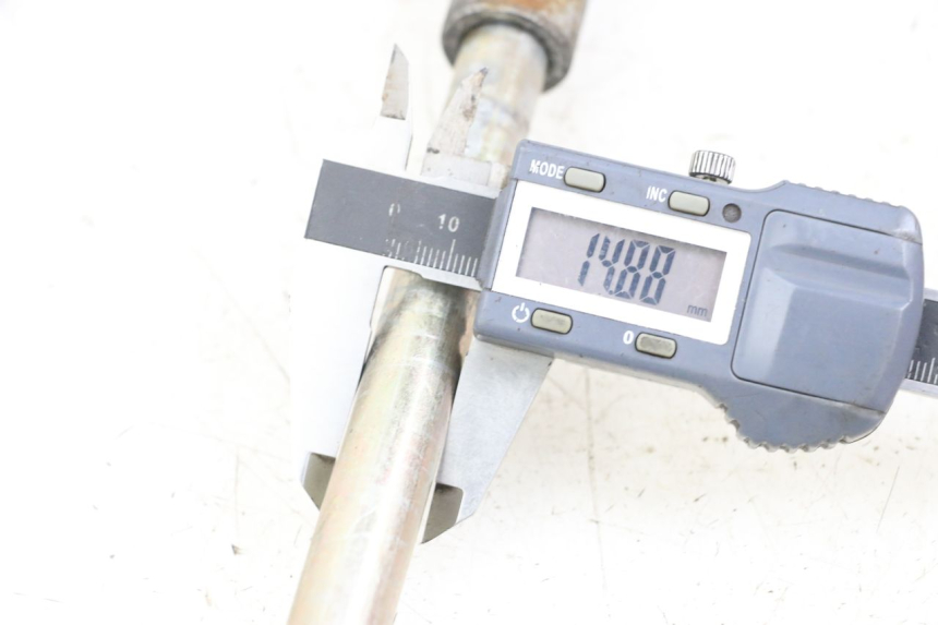 photo de Asse ruota posteriore HYOSUNG GV AQUILA 125 (2000 - 2009) - Dettaglio del componente