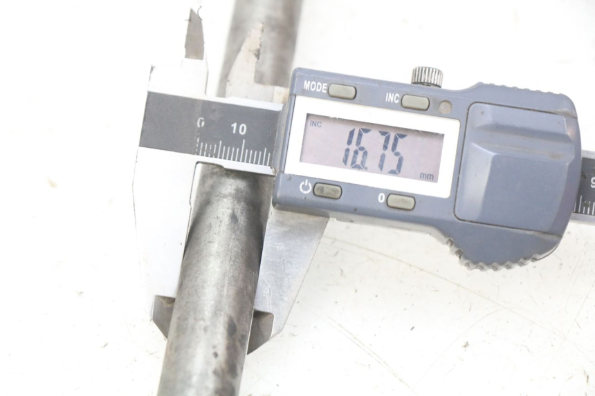 photo de ASSE RUOTA POSTERIORE ROYAL ENFIELD BULLET CLASSIC 500 (2017 - 2020) - Dettaglio del componente