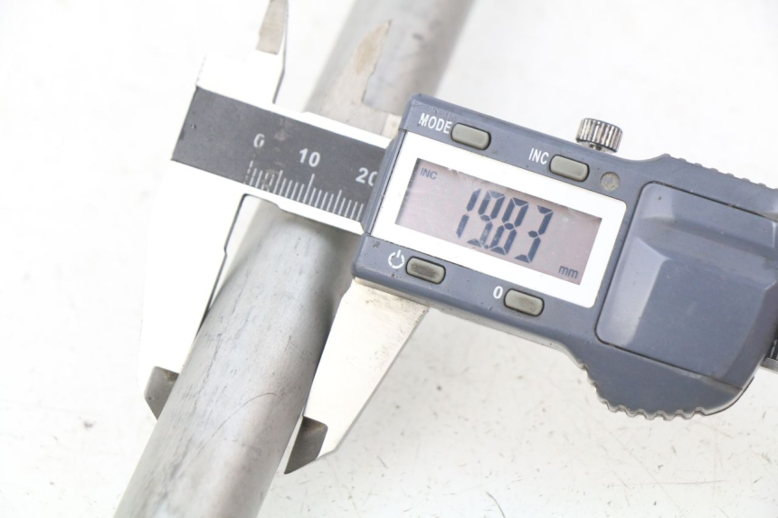 photo de Asse ruota posteriore HONDA CBRF CBR-F PC41 600 (2011 - 2013) - Primo piano tecnico