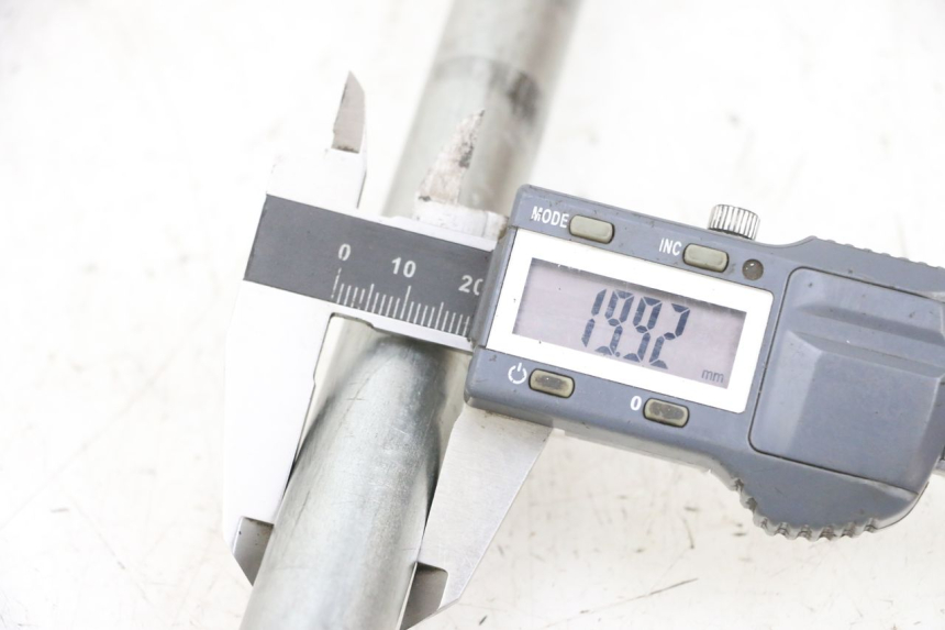 photo de ASSE RUOTA POSTERIORE SUZUKI GSF N BANDIT 600 (1996 - 1999) - Dettaglio del componente