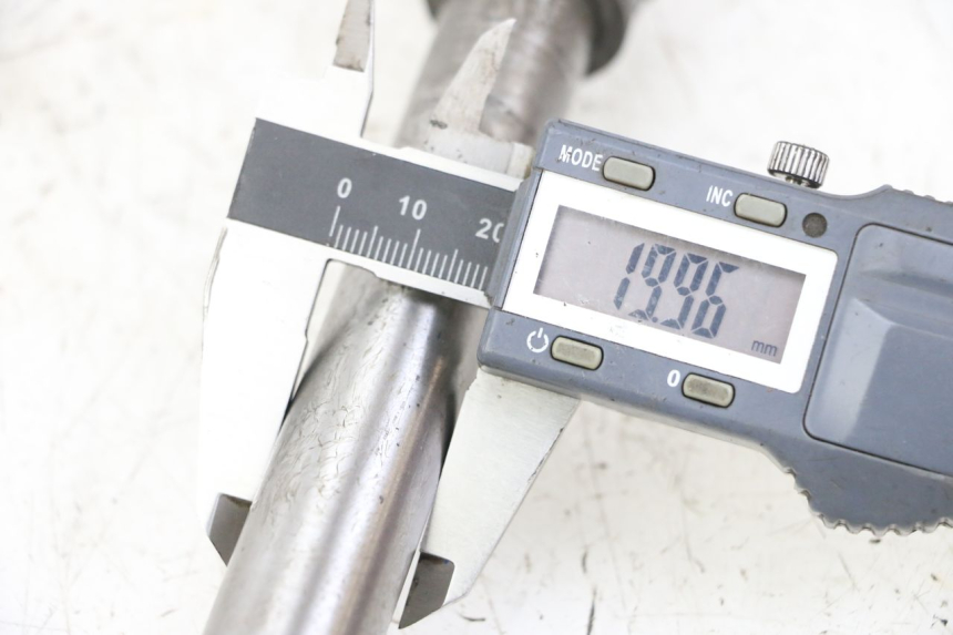 photo de Asse ruota posteriore KAWASAKI GTR 1000 (1994 - 2004) - Zoom sullo stato d'uso