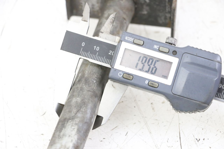 photo de ASSE RUOTA POSTERIORE KAWASAKI ZR7 ZR-7 S 750 (1999 - 2004) - Dettaglio del componente