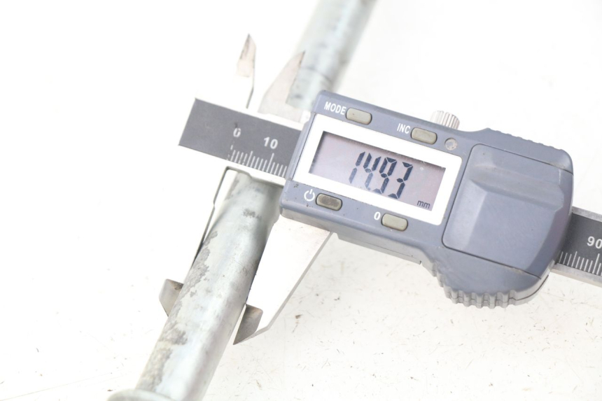 photo de ASSE RUOTA POSTERIORE SUZUKI RV VAN VAN 125 (2003 - 2008) - Primo piano tecnico