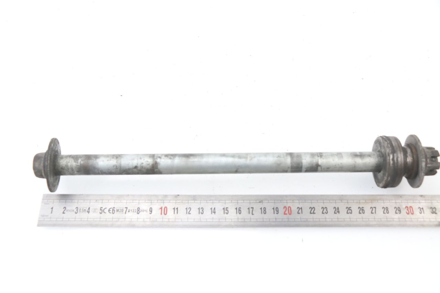 photo de ASSE RUOTA POSTERIORE YAMAHA XJN XJ N DIVERSION 600 (1994 - 1997) - Primo piano tecnico