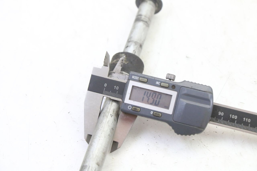 photo de ASSE RUOTA POSTERIORE HONDA XLV VARADERO 125 (2000 - 2006) - Primo piano tecnico