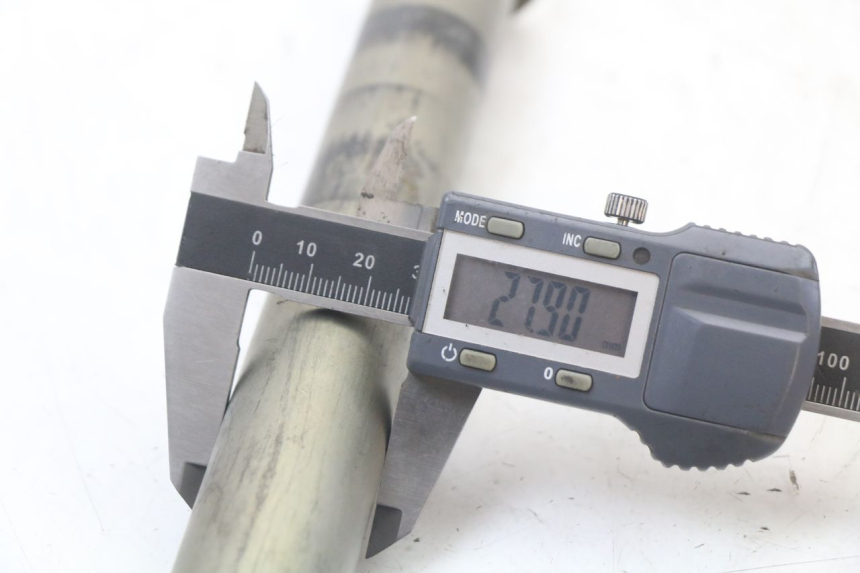 photo de ASSE RUOTA POSTERIORE YAMAHA FZ1 FAZER 1000 (2007 - 2009) - Primo piano tecnico