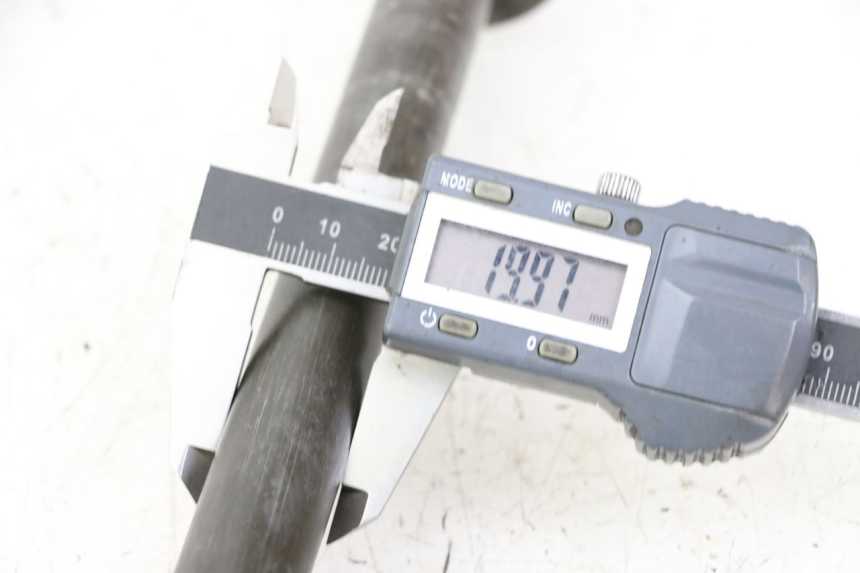 photo de ASSE RUOTA POSTERIORE YAMAHA FZS FAZER 600 (2001 - 2003) - Dettaglio del componente