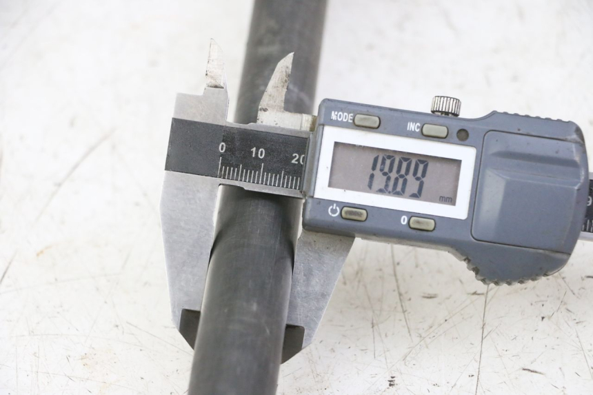 photo de ASSE RUOTA POSTERIORE YAMAHA FZS FAZER 600 (2001 - 2003) - Altra angolazione