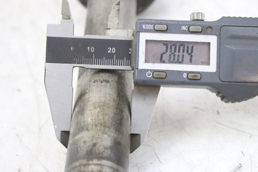 photo de ASSE RUOTA POSTERIORE YAMAHA YZF R1 1000 (2007 - 2008) - Zoom sullo stato d'uso