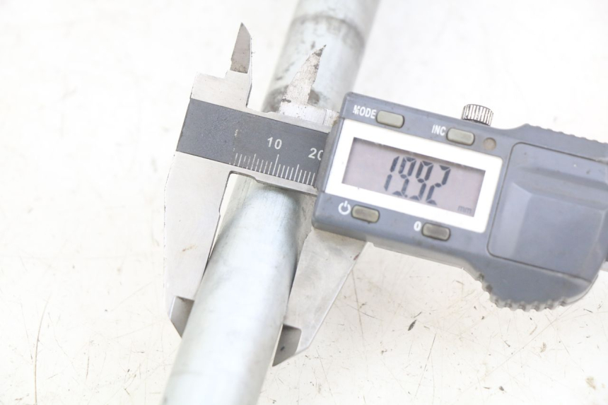 photo de ASSE RUOTA POSTERIORE KAWASAKI Z 750 (2007 - 2013) - Altra angolazione