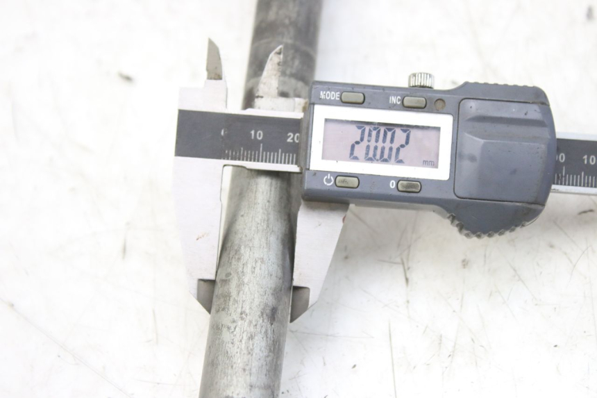 photo de ASSE RUOTA POSTERIORE KAWASAKI ZX-6R ZX6R 600 (1995 - 1997) - Zoom sullo stato d'uso