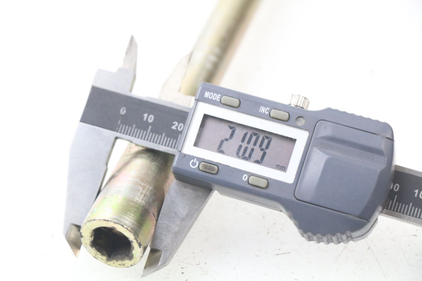 photo de ASSE RUOTA ANTERIORE HYOSUNG AQUILA GV 125 (2009 - 2016) - Dettaglio del componente