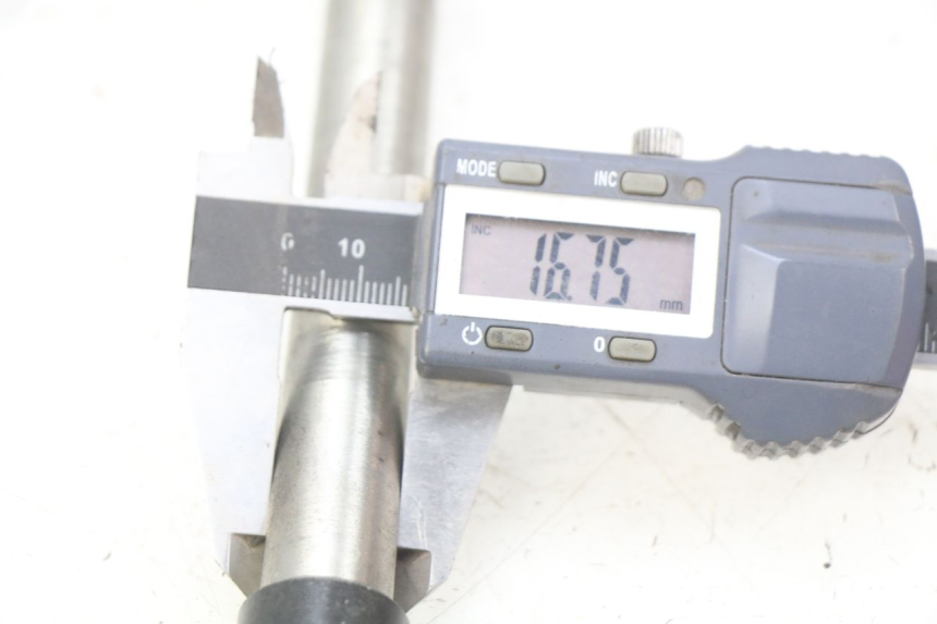 photo de ASSE RUOTA ANTERIORE ROYAL ENFIELD BULLET CLASSIC 500 (2017 - 2020) - Primo piano tecnico