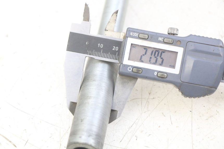 photo de ASSE RUOTA ANTERIORE SUZUKI BURGMAN 650 (2002 - 2004) - Dettaglio del componente