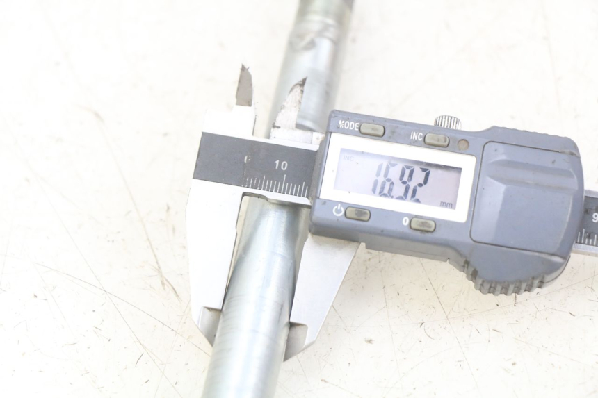 photo de ASSE RUOTA ANTERIORE SUZUKI BURGMAN 650 (2002 - 2004) - Zoom sullo stato d'uso