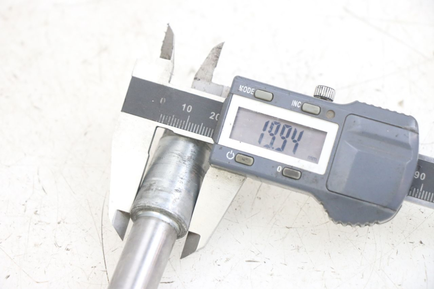 photo de ASSE RUOTA ANTERIORE HONDA CA REBEL 125 (1995 - 2001) - Altra angolazione