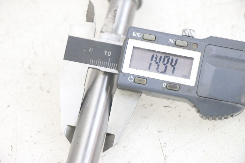 photo de ASSE RUOTA ANTERIORE HONDA CA REBEL 125 (1995 - 2001) - Primo piano tecnico