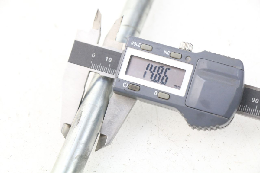 photo de ASSE RUOTA ANTERIORE PIAGGIO CARNABY 125 (2007 - 2011) - Primo piano tecnico