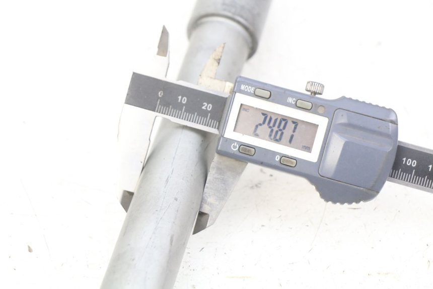 photo de ASSE RUOTA ANTERIORE HONDA CB R 1000 (2018 - 2023) - Zoom sullo stato d'uso