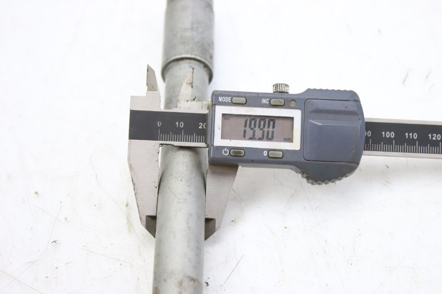 photo de ASSE RUOTA ANTERIORE HONDA CBF 500 (2004 - 2007) - Dettagli dei punti di fissaggio