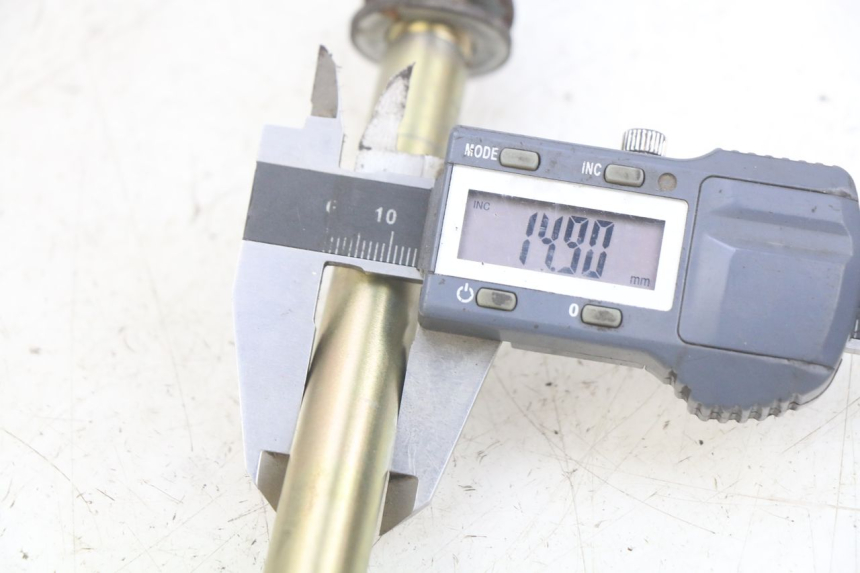 photo de ASSE RUOTA ANTERIORE PEUGEOT CITYSTAR AIR 125 (2014 - 2017) - Primo piano tecnico