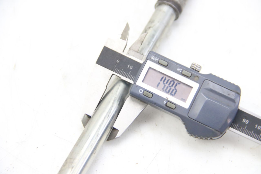 photo de ASSE RUOTA ANTERIORE PEUGEOT CITYSTAR 125 (2011 - 2017) - Altra angolazione