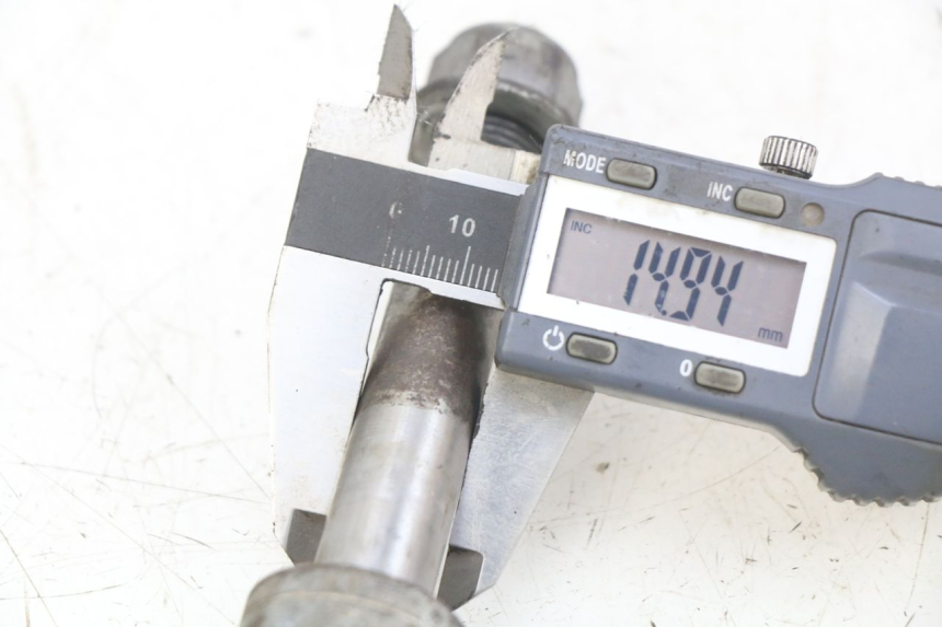 photo de ASSE RUOTA ANTERIORE HONDA CM 125 (1983 - 2003) - Primo piano tecnico