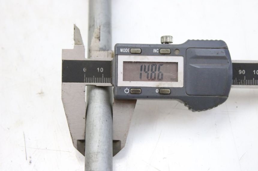 photo de ASSE RUOTA ANTERIORE HONDA FES S-WING SWING ABS 125 (2007 - 2015) - Primo piano tecnico