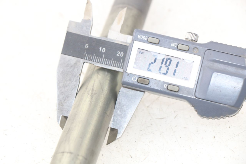 photo de ASSE RUOTA ANTERIORE YAMAHA FJR ABS 1300 (2006 - 2012) - Primo piano tecnico