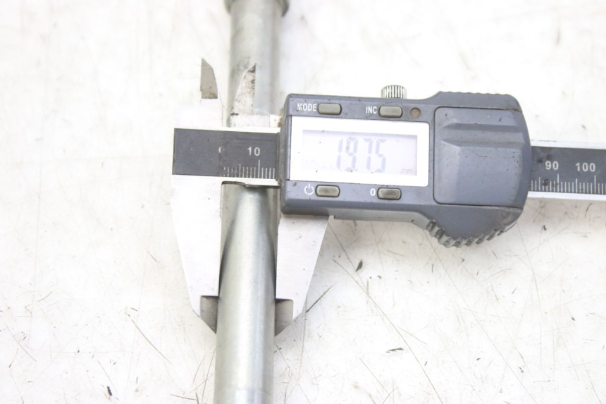 photo de ASSE RUOTA ANTERIORE DERBI GPR 50 (2004 - 2009) - Zoom sullo stato d'uso