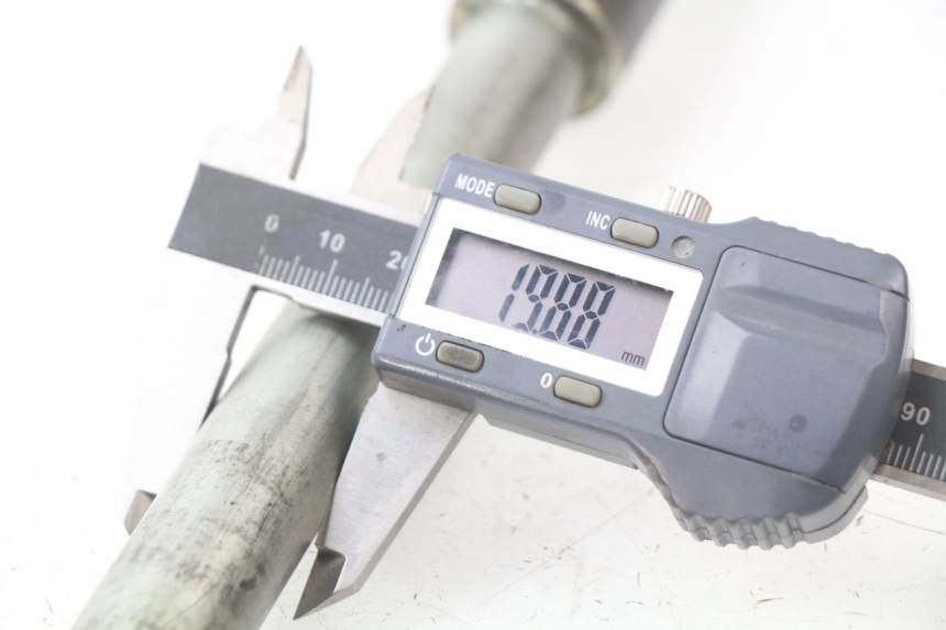 photo de ASSE RUOTA ANTERIORE SUZUKI GSF N BANDIT 1200 (1996 - 1999) - Primo piano tecnico