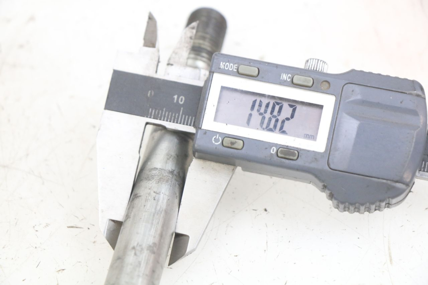 photo de ASSE RUOTA ANTERIORE SYM GTS EFI 125 (2012 - 2016) - Primo piano tecnico