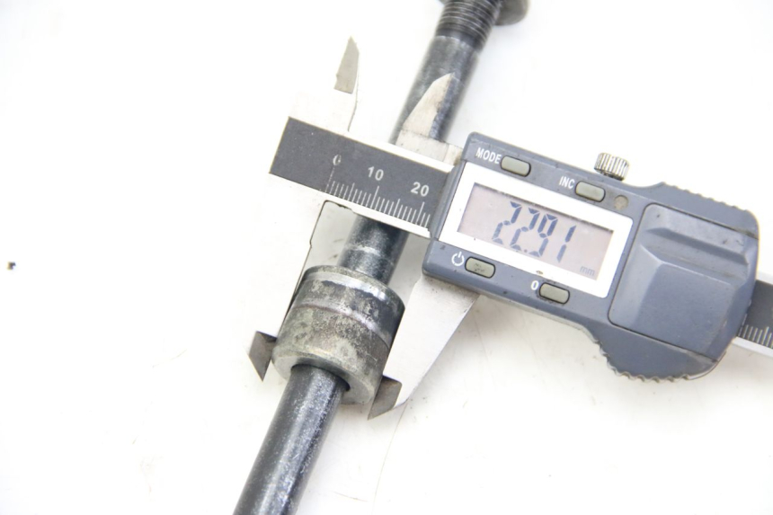 photo de ASSE RUOTA ANTERIORE REVATTO IMPERATOR 125 (2007 - 2015) - Primo piano tecnico