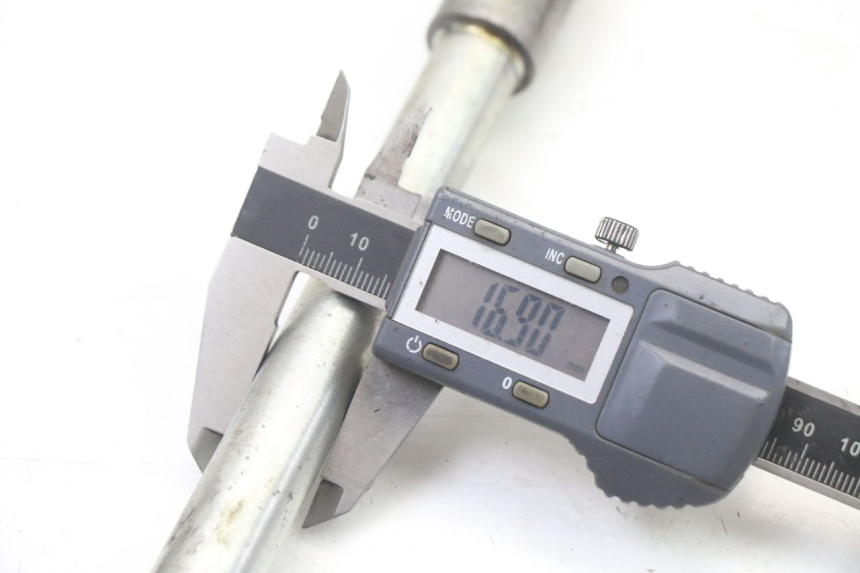 photo de ASSE RUOTA ANTERIORE KAWASAKI ZR7 ZR-7 S 750 (1999 - 2004) - Primo piano tecnico