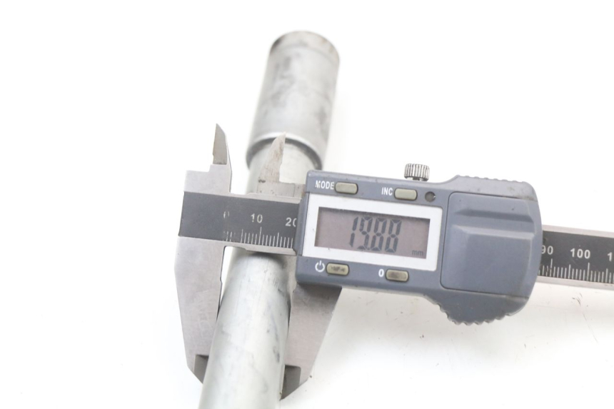 photo de ASSE RUOTA ANTERIORE HONDA NTV DEAUVILLE 650 (1998 - 2001) - Primo piano tecnico