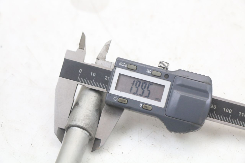 photo de ASSE RUOTA ANTERIORE PIAGGIO NEW TYPHOON 50 (2010 - 2017) - Primo piano tecnico