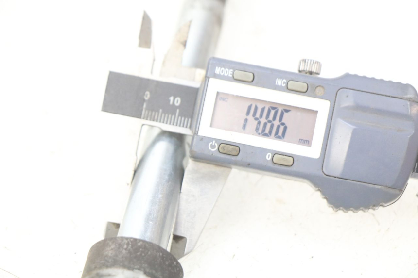 photo de ASSE RUOTA ANTERIORE SUZUKI SIXTEEN 125 (2008 - 2010) - Dettaglio del componente