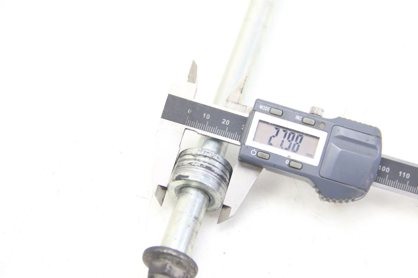 photo de ASSE RUOTA ANTERIORE SUZUKI SIXTEEN 125 (2008 - 2010) - Zoom sullo stato d'uso