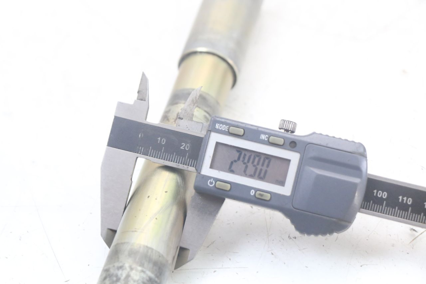 photo de ASSE RUOTA ANTERIORE TRIUMPH SPEED TRIPLE T301 900 (1994 - 1996) - Primo piano tecnico