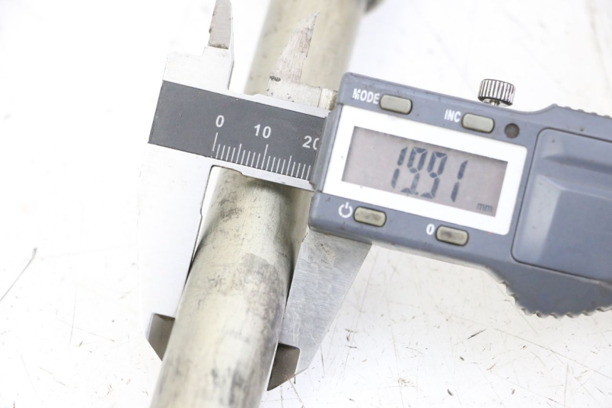 photo de ASSE RUOTA ANTERIORE SUZUKI GSX F GSXF 650 (2007 - 2015) - Dettaglio del componente