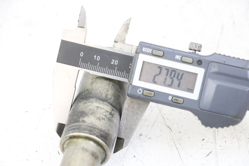 photo de ASSE RUOTA ANTERIORE SUZUKI GSX F GSXF 650 (2007 - 2015) - Zoom sullo stato d'uso