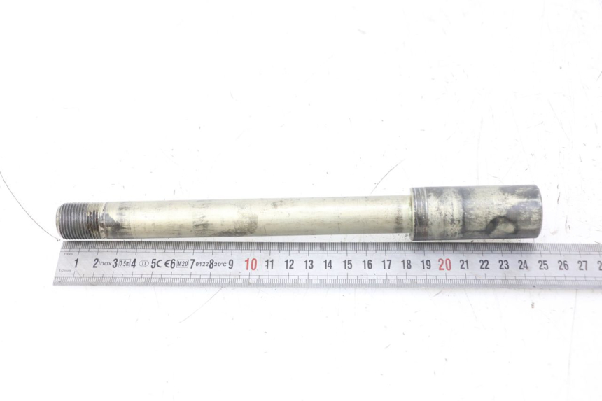 photo de ASSE RUOTA ANTERIORE SUZUKI GSX F GSXF 650 (2007 - 2015) - Primo piano tecnico