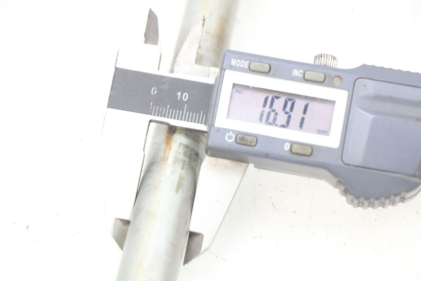 photo de ASSE RUOTA ANTERIORE SUZUKI SV N 650 (1999 - 2002) - Dettaglio del componente