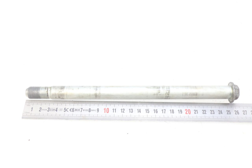 photo de ASSE RUOTA ANTERIORE SUZUKI SV N 650 (1999 - 2002) - Primo piano tecnico